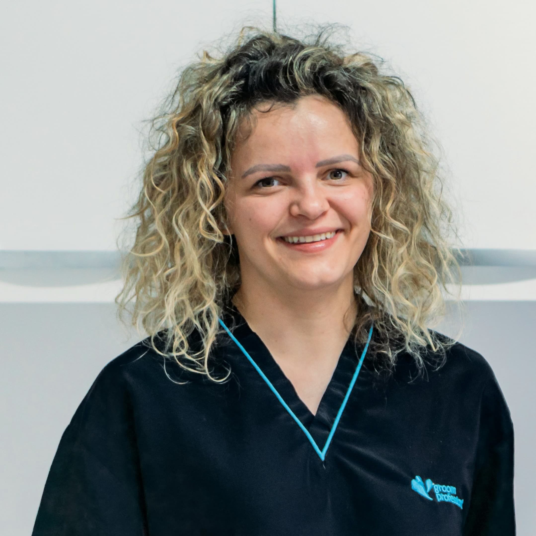 Alisz Kosa, medic veterinar și frizer canin Milivet